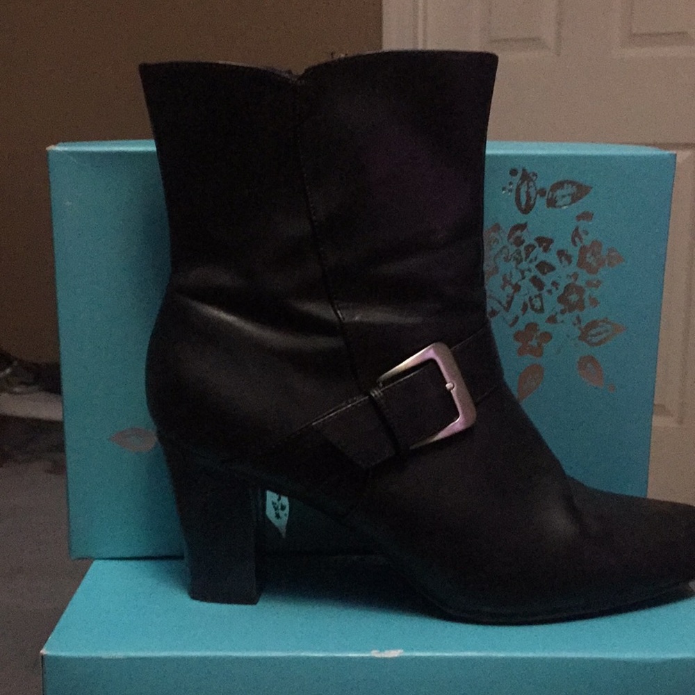 Black boot with buckle